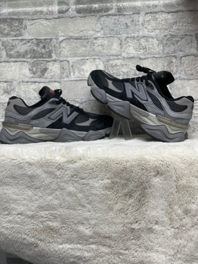 New Balance 9060 Black Castle Rock l'apogée du style et du confort. Soyez à la pointe de la tendance avec ces baskets emblématiques, parfaites pour toutes les occasions.