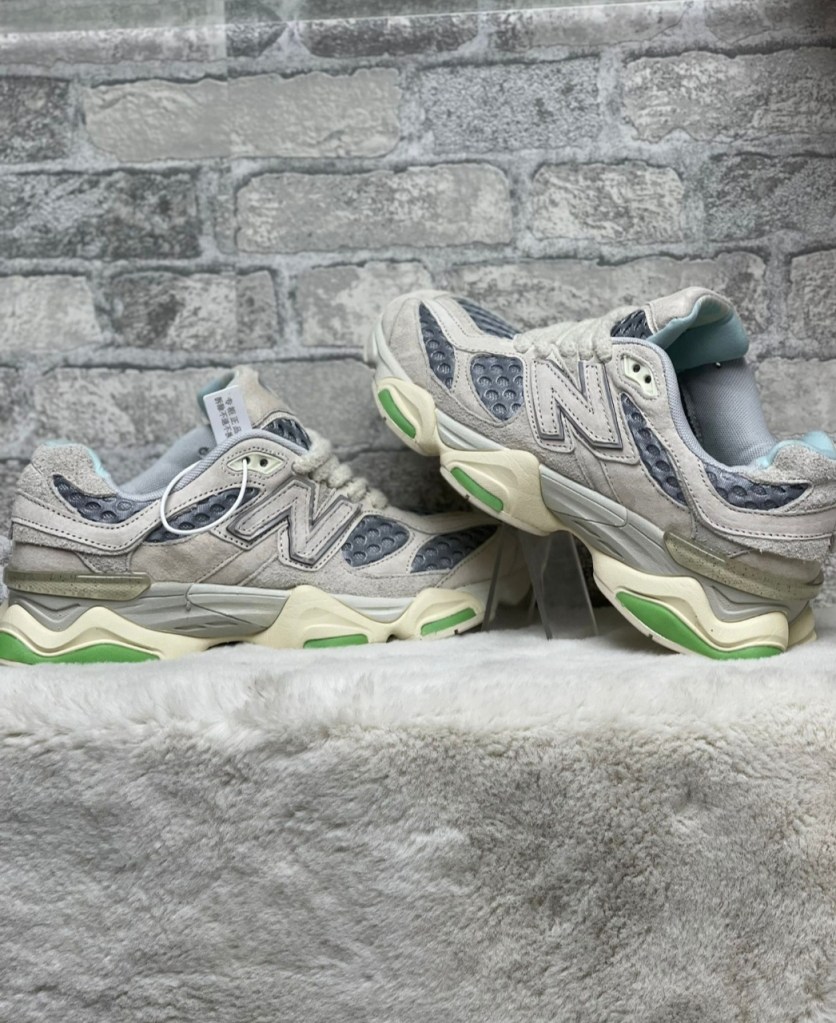 Les baskets New Balance 9060 Brick&Wood : le summum du style urbain tendance. Conçues avec un confort exceptionnel et une qualité supérieure, ces chaussures sont le choix idéal pour les hommes et les femmes qui recherchent une allure moderne et authentique. Découvrez dès maintenant cette paire de baskets incontournable pour une élévation de votre style urbain vers de nouveaux sommets."