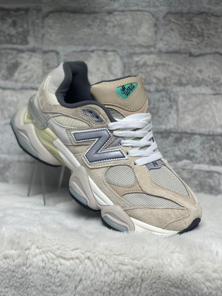 Découvrez la légèreté et le style des baskets New Balance 9060 Sea Salt. Un mélange parfait de confort, de tendance et de qualité, idéal pour votre style urbain.